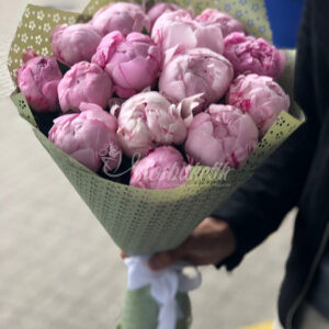 Букет из 15 розовых пионов