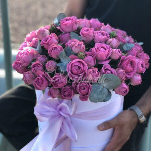 31 пионовидных кустовых роз в коробке