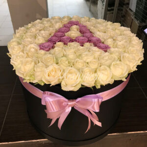 101 роз с буквой в коробке