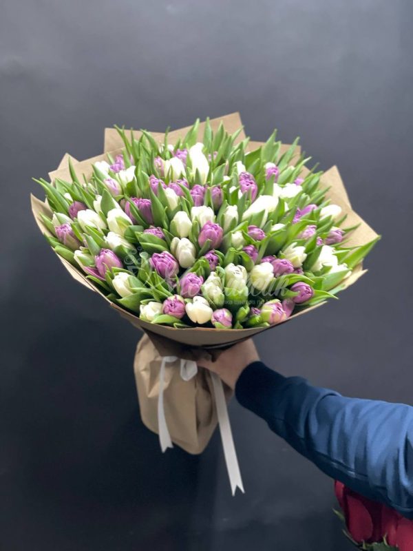 Букет из 101 белых и фиолетовых тюльпанов — изображение 2