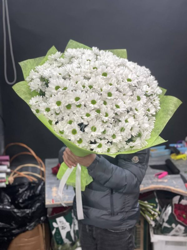 Букет из 19 белых кустовых хризантем