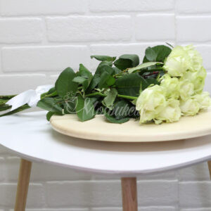 Букет из 9 белых роз 70 см