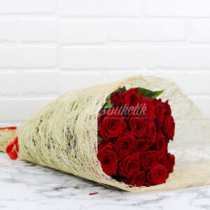 Размер :  Высота – 50 см. Ширина – 25 см. Состав : Роза - 19  шт, Упаковка – 2, Лента.