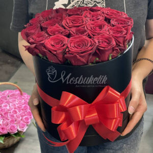 19 красных роз в коробке