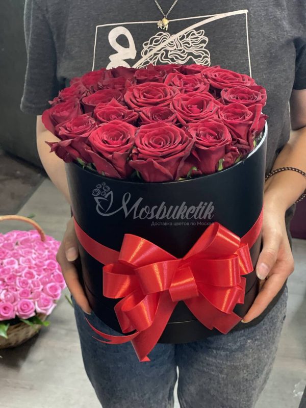 19 красных роз в коробке