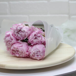 Букет из 5 розовых пионов