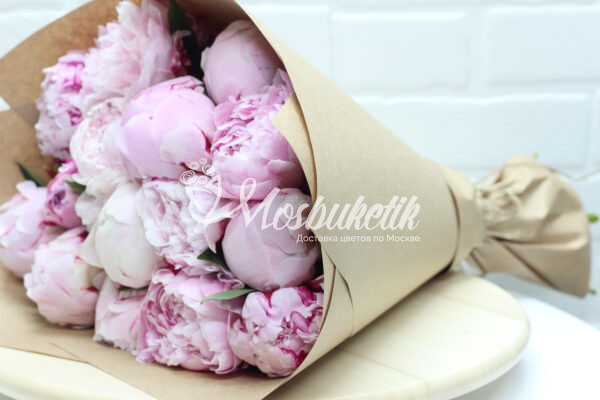 Букет из 15 розовых пионов в крафте — изображение 2