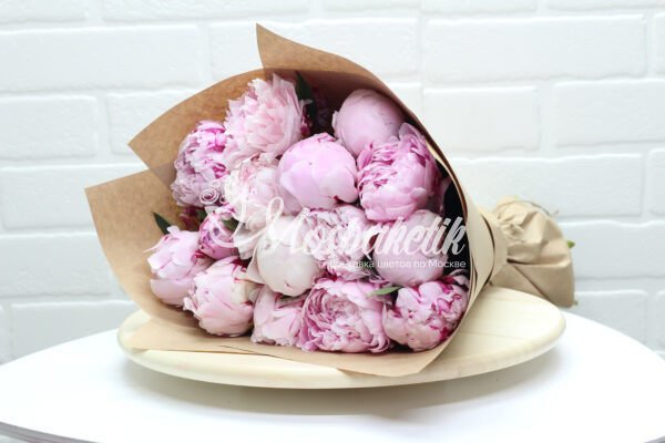 Букет из 15 розовых пионов в крафте
