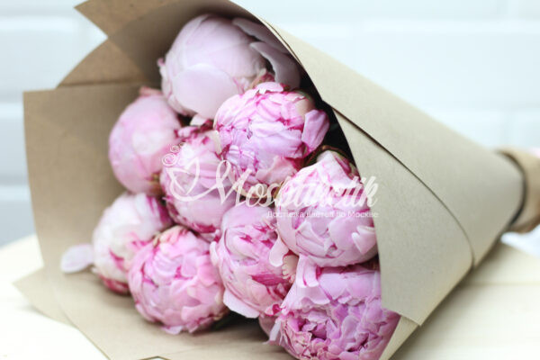 Букет из 11 розовых пионов в крафте — изображение 2