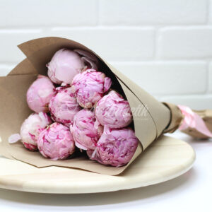 Букет из 11 розовых пионов в крафте