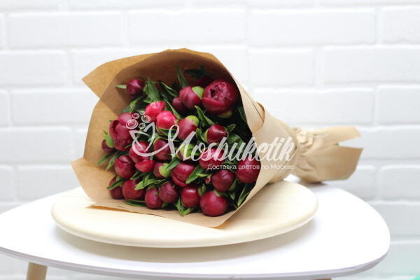 Букет из 29 красных пионов