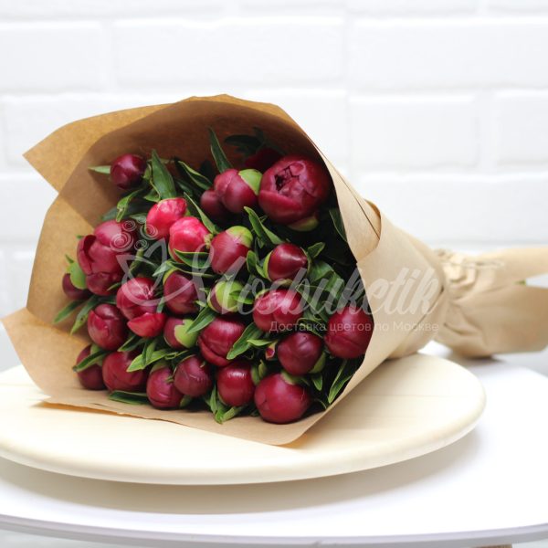 Букет из 29 красных пионов