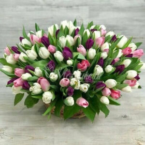 151 микс тюльпанов в корзине