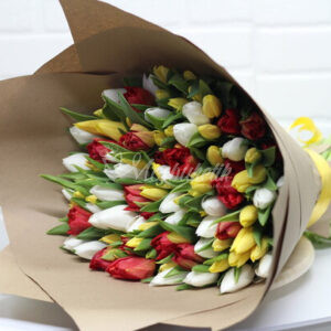 Букет из 101 микс тюльпанов в крафте