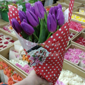 Букет из 11 фиолетовых тюльпанов на корпоратив