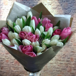 Букет из 45 белых и розовых тюльпанов