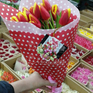 Букет из 21 тюльпанов огонь