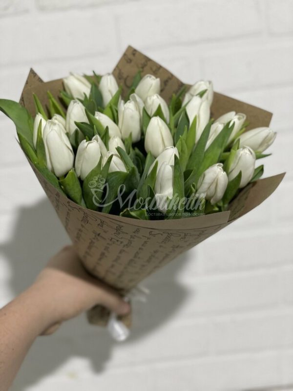 Букет из 25 белых тюльпанов в крафте — изображение 2