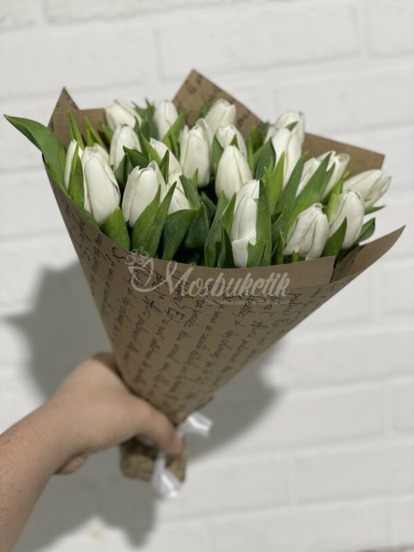 Букет из 25 белых тюльпанов в крафте — изображение 3