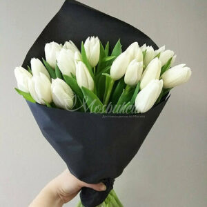 Букет из 25 белых тюльпанов в черном фоамиране