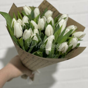 Букет из 25 белых тюльпанов в крафте