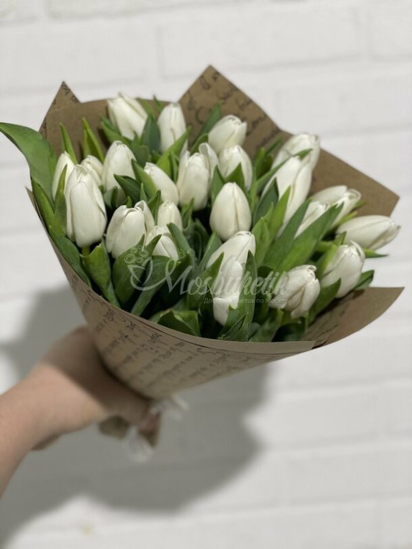 Букет из 25 белых тюльпанов в крафте