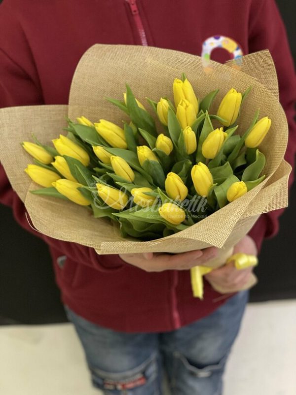 Букет из 25 жёлтых тюльпанов — изображение 4