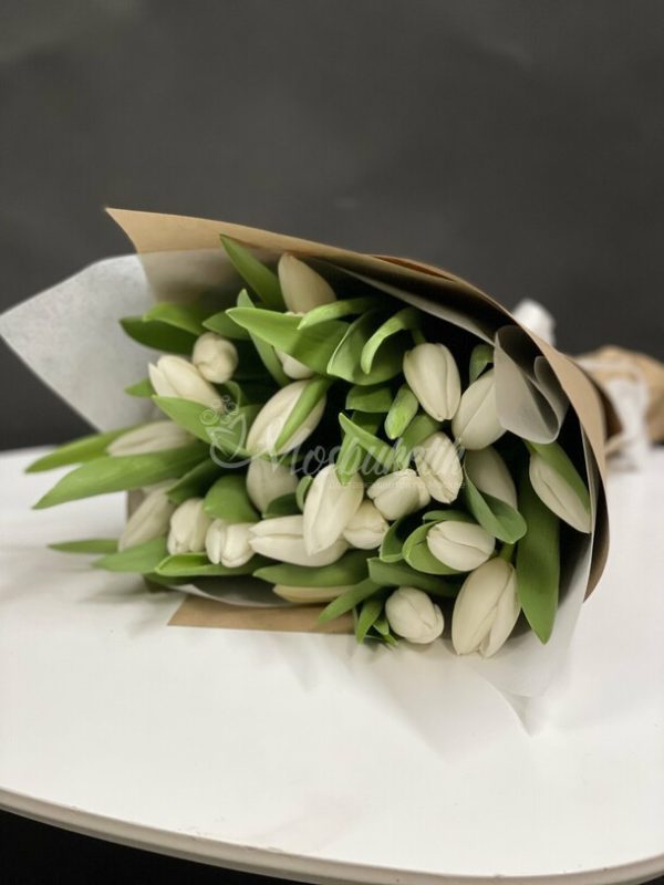 Букет из 29 белых тюльпанов