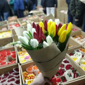 Букет из 29 микс тюльпанов в крафте