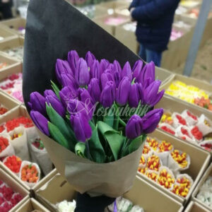 Букет из 31 фиолетовых тюльпанов в крафте