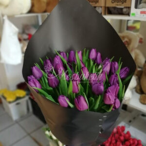 Букет из 35 фиолетовых тюльпанов
