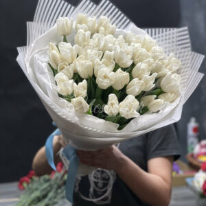 Букет из 49 белых тюльпанов