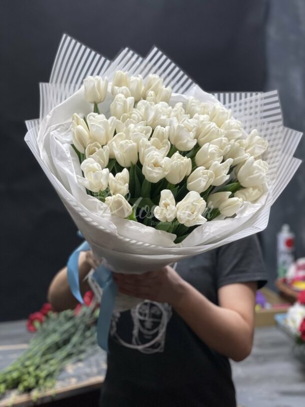 Букет из 49 белых тюльпанов