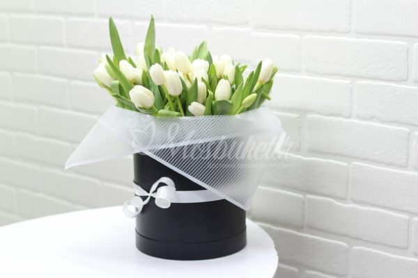 51 белых тюльпанов в коробке — изображение 3