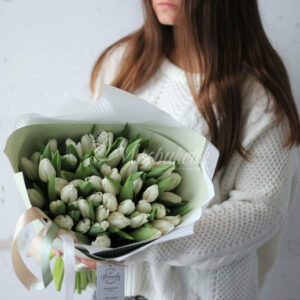 Букет из 51 белых тюльпанов