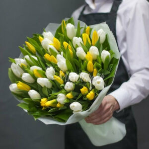 Букет из 51 микс жёлтых и белых тюльпанов