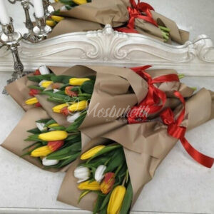 Букет из 7 микс тюльпанов на корпоратив