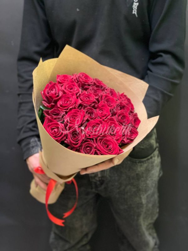 Букет из 29 красных роз в крафте — изображение 4