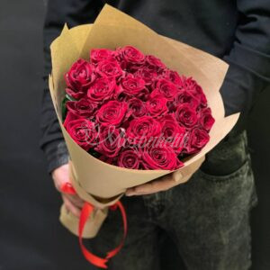 Букет из 29 красных роз в крафте