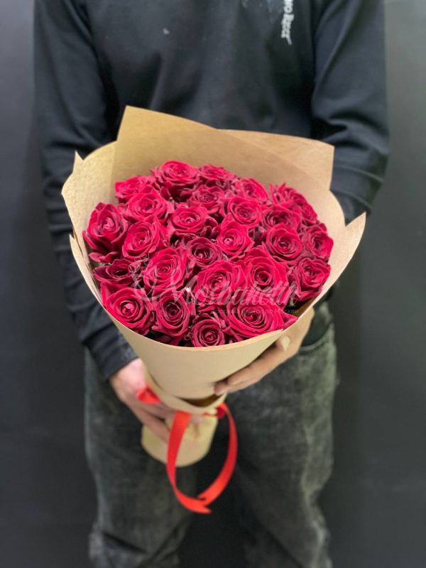 Букет из 29 красных роз в крафте — изображение 2