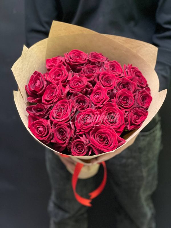 Букет из 29 красных роз в крафте — изображение 3
