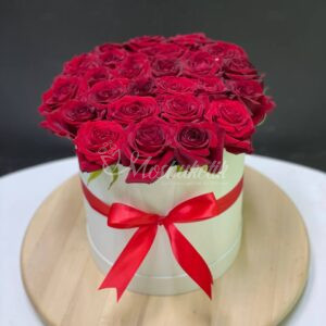 21 красных роз в коробке