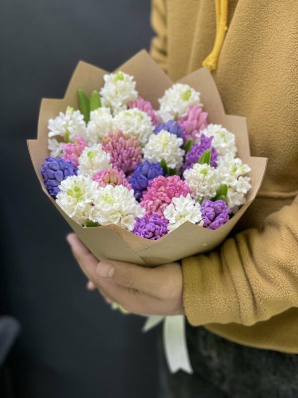 Букет из 25 микс гиацинтов в крафте — изображение 2