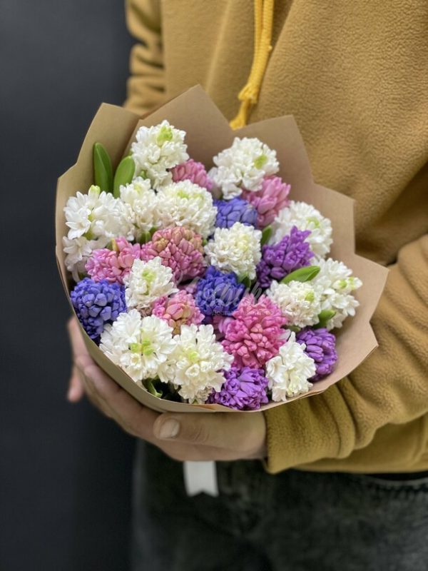 Букет из 25 микс гиацинтов в крафте