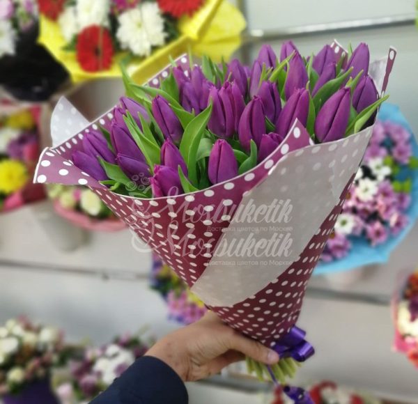 Букет из 45 фиолетовых тюльпанов — изображение 2