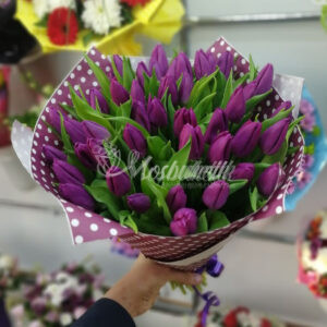 Букет из 45 фиолетовых тюльпанов