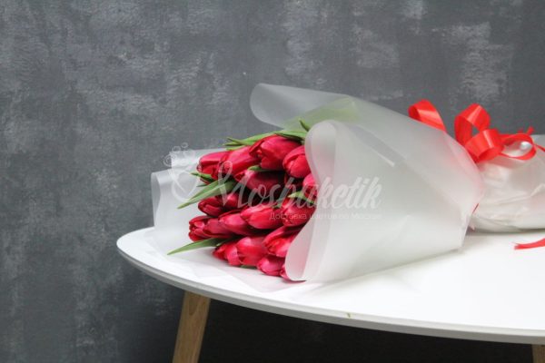 Букет из 19 красных тюльпанов — изображение 5