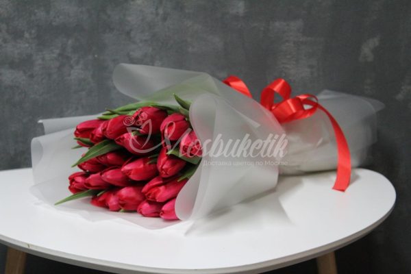 Букет из 19 красных тюльпанов — изображение 3