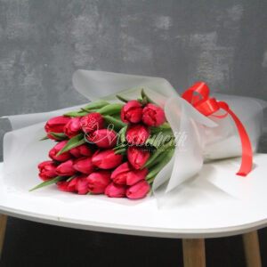 Букет из 19 красных тюльпанов