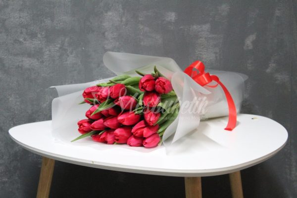 Букет из 19 красных тюльпанов